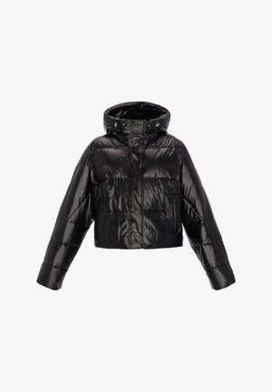 Fekete pufi dzseki fényes felülettel, rövidített fazon, túlméretezett sziluett, kapucni, és patentos részletek az elején és a zsebeknél.
