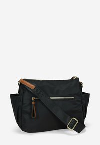 Bolso negro de nailon para el hombro con un bolsillo delantero con cremallera, correa de cuero marrón y correa texturizada negra con detalle del logotipo.
