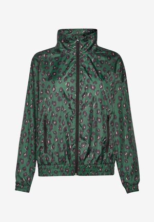 Chaqueta verde con cremallera, estampado de leopardo en negro y marrón, puños y dobladillo elásticos, cuello alto y dos bolsillos frontales con cremallera.