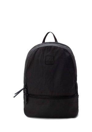Mochila negra con forma redondeada, hecha de tela duradera. Cuenta con un compartimento principal con cremallera, un bolsillo frontal con cremallera y un asa superior.
