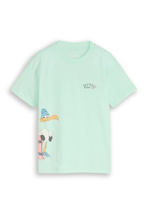 Jasnozielona koszulka z krótkim rękawem z napisem "LET'S RIDE" oraz uśmiechniętym ptakiem w niebieskiej czapce i trampkach trzymającym różową deskorolkę.