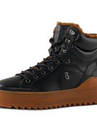 Schwarze Leder-Hochtop-Sneaker mit braunem Fellfutter, dicker brauner Gummisohle, Metallösen und einem "B"-Logo an der Seite.