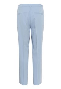 Pantaloni su misura azzurri chiari con una texture liscia, caratterizzati da due tasche posteriori e un design a gamba dritta slim.