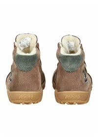 Botas de tobillo de ante marrón con forro de forro polar blanco, detalles en ante verde y suela de goma. Presenta bordados en los lados.