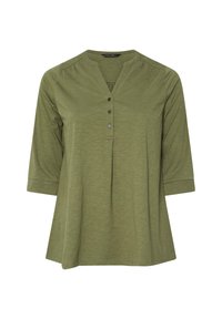 Blusa da donna verde oliva con maniche a tre quarti, scollatura rotonda con un leggero taglio a V e tre piccoli bottoni frontali.