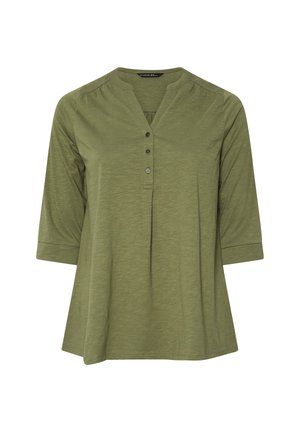 Blouse pour femme vert olive avec des manches trois-quarts, encolure ronde avec une légère découpe en V et trois petits boutons sur le devant.