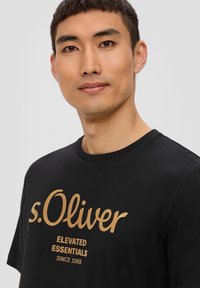 s.Oliver MIT GROSSEM LABEL - T-shirt print - schwarz
