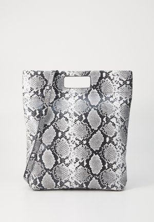 Schwarz-weiße Schlangenleder-Print Tragetasche mit rechteckigem Ausschnittgriff, glatter Textur und strukturiertem Design. Verstellbarer Riemen inklusive.