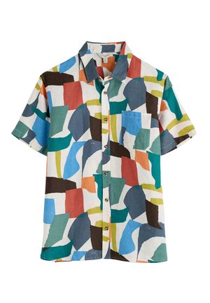 Camisa de botones de manga corta con un patrón abstracto multicolor en tela ligera, con un bolsillo en el pecho y dobladillo redondeado.