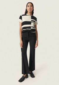 Soaked in Luxury SLEVA REGULAR - T-shirt med print - black and sandshell block