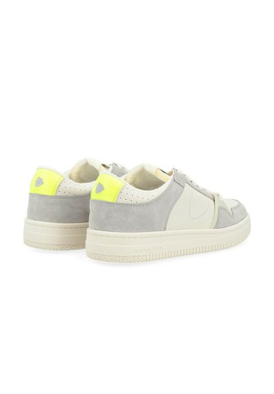 Sneakers in suede grigio con una stella in pelle crema, una linguetta sul tallone giallo neon e dettagli perforati. Presentano una suola in gomma testurizzata.