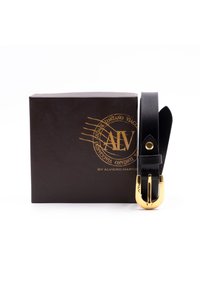 Cintura in pelle nera con fibbia in metallo dorato, presentata accanto a una scatola marrone con logo dorato e dettagli di design intricati.