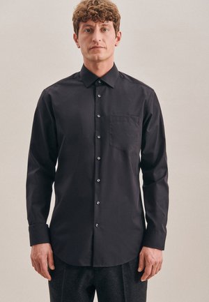 Schwarzes Langarmshirt aus glattem Stoff, mit spitzem Kragen, Knopfleiste, einer Brusttasche und subtiler glänzender Optik.
