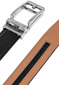 Ceinture en cuir noir avec une boucle en métal argenté. Le cuir est lisse, avec une section beige présentant un motif noir texturé et des bords cousus.