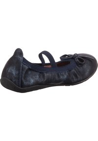 Tmavě modré baletní střevíce s lesklou texturou, elastickým páskem a mašlí na přední straně, s flexibilními černými gumovými podrážkami.