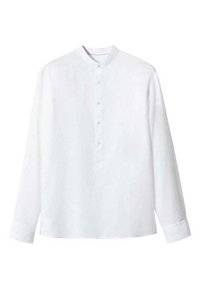 Camicia bianca a maniche lunghe con colletto alla mandarino e patta con cinque bottoni sul davanti, esposta su uno sfondo bianco.