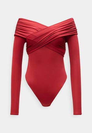 Body vermelho de manga comprida com design ombro a ombro, apresentando tecido franzido na área do busto e textura lisa e elegante.