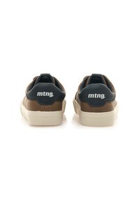 Zapatillas marrones con un upper de cuero texturizado, acentos en azul marino y suelas de goma blanca. Presentan un logo en el talón y un collar acolchado para mayor comodidad.
