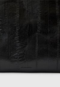 Pochette in pelle nera con finitura testurizzata, caratterizzata da linee verticali e il nome del marchio "ALLSAINTS" impresso in basso.