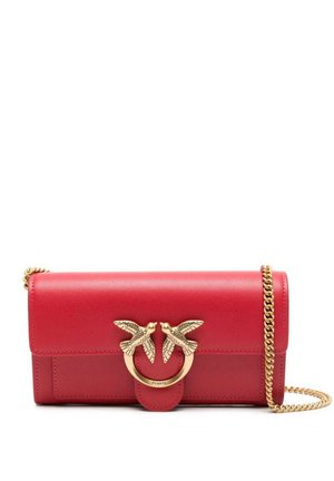 Borsa a tracolla in pelle rossa con una tracolla in catena dorata e hardware a forma di uccello sul davanti. Texture liscia e forma rettangolare.