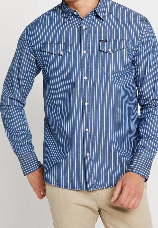 Blauw-wit gestreept overhemd met lange mouwen, knoopsluiting aan de voorkant, twee borstzakken en een puntige kraag. Zachte, gestructureerde stof.