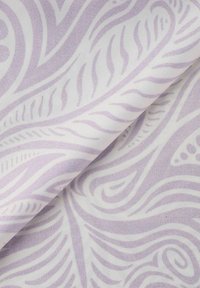 Le tissu présente un motif violet clair en tourbillon sur un fond blanc, avec une texture lisse et un subtil éclat.