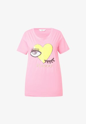 T-shirt di cotone rosa con un grande cuore giallo e una grafica con un occhio in paillettes, con la parola "Happy" in oro sottostante. Maniche corte e colletto rotondo.