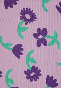 Le motif du tissu présente des fleurs violettes et des tiges vertes sur un fond ribbé violet clair, avec des formes et des tailles de fleurs variées.