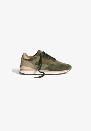 Sneaker in suede verde e tessuto con lacci neri, dettaglio beige sul tallone e suola rosa e bianca, mostrato di lato su uno sfondo bianco.