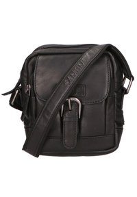 Borsa a tracolla nera in pelle con pattina, tracolla regolabile, accessori in metallo e tasca frontale. Texture liscia con sottili dettagli di cucitura.