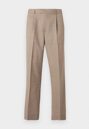 Pantalon beige sur mesure avec plis, jambes droites, passants pour ceinture et fermeture avant dissimulée, sur un fond neutre.