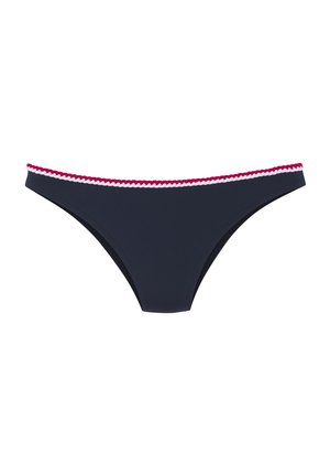 Námornícky bikiny s nízkym pásom, s textúrovanými detailmi v červenej a bielej farbe pozdĺž pásu. Hladký materiál, minimalizovaný dizajn pokrytia.
