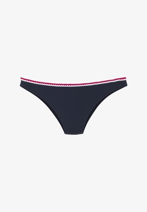 Navy-Bikini-Höschen mit einem tiefen Schnitt, das eine strukturierte Einfassung in Rot und Weiß entlang des Taillenbunds aufweist. Glattes Material, minimalistische Abdeckung.