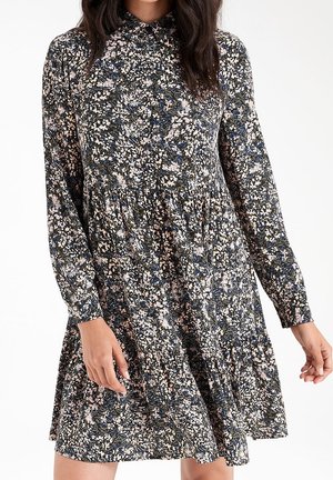 Robe fleurie avec un col montant, des manches longues et une jupe évasée. Le tissu présente un fond sombre orné de motifs floraux roses et bleus.