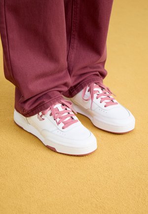 COURT SUPER - Zapatillas - footwear white/preloved crimson