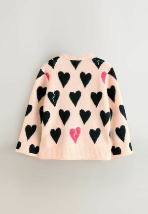 Różowy dzianinowy sweter z czarnymi wzorami serc i jednym różowym sercem. Posiada okrągły dekolt i długie rękawy, o teksturowanym wykończeniu.