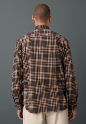 Camicia a quadri in marrone e beige con polsini a bottoni, colletto appuntito e vestibilità regolare. Tessuto morbido e design strutturato.