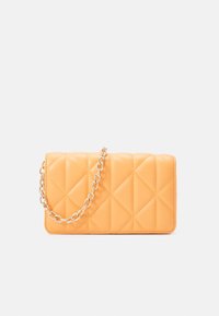 Pikowana pomarańczowa torebka ze sztucznej skóry z srebrnym łańcuszkiem. Charakteryzuje się prostokątnym kształtem i teksturą w kształcie diamentów.