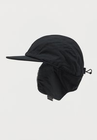 Gorro de inverno preto com aba curva, forrado em flanela e com orelhas. Apresenta uma faixa ajustável e tecido suave.