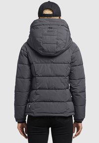 Doudoune grise avec capuche, comportant des sections matelassées horizontales, des poignets côtelés et une étiquette logo sur le bas côté gauche.