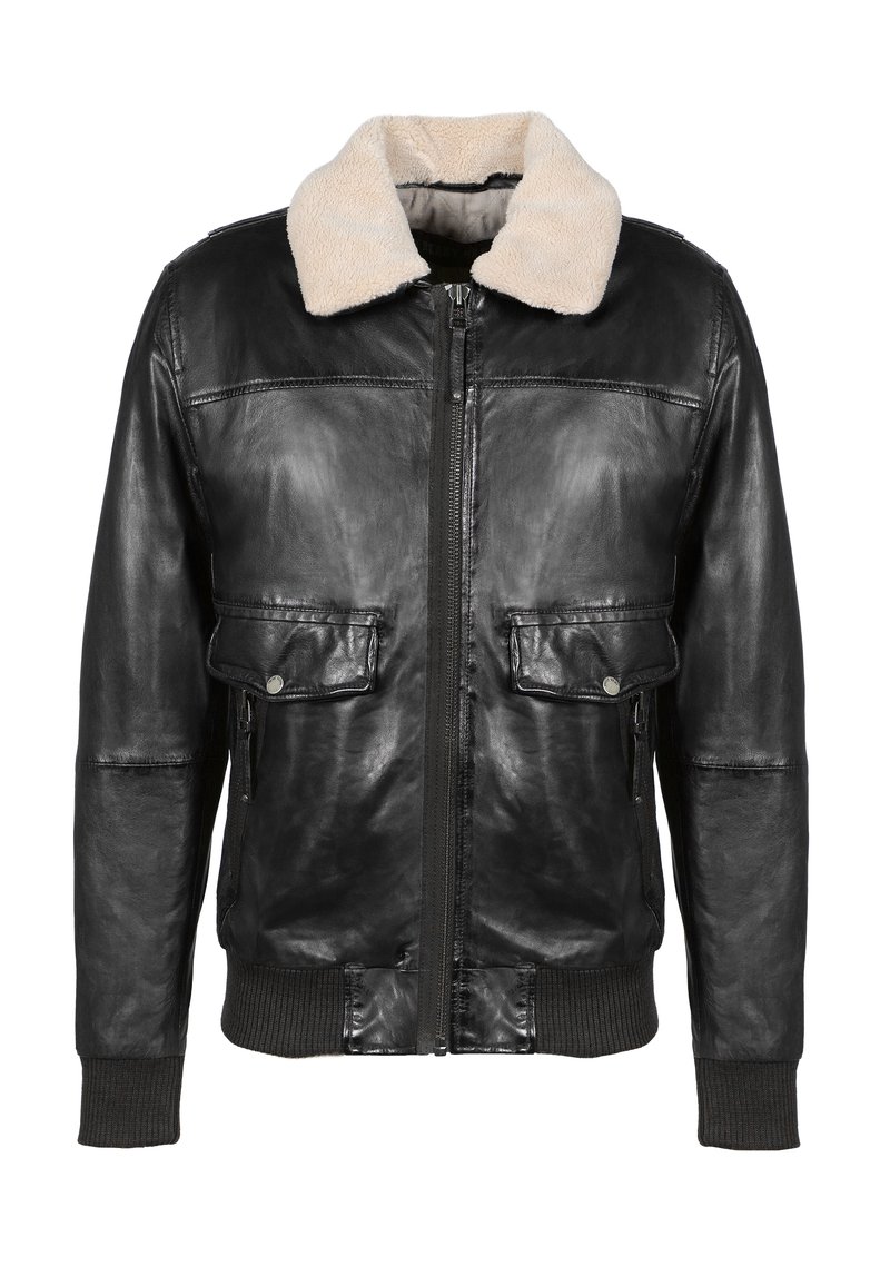 Chaqueta bomber de cuero negro con un cuello de borrego beige, cremallera frontal, dos bolsillos en el pecho, puños y dobladillo de canalé, textura suave.