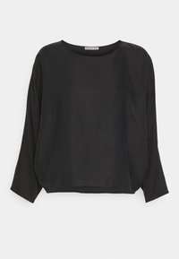 Haut noir à manches longues avec un col rond et une coupe décontractée. Fabriqué en tissu léger avec une texture douce. Design sans coutures.