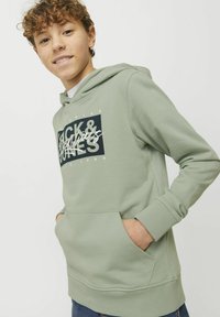 Ljusgrön hoodie med en framlåda, ribbade ärmslut och ett grafiskt tryck som visar "Jack & Jones" i svart och vitt.