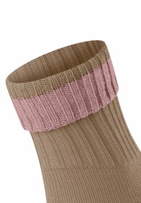 Chaussette tricotée avec un corps beige et un revers rose côtelé. La texture est lisse avec des lignes verticales dans le motif de tricot.