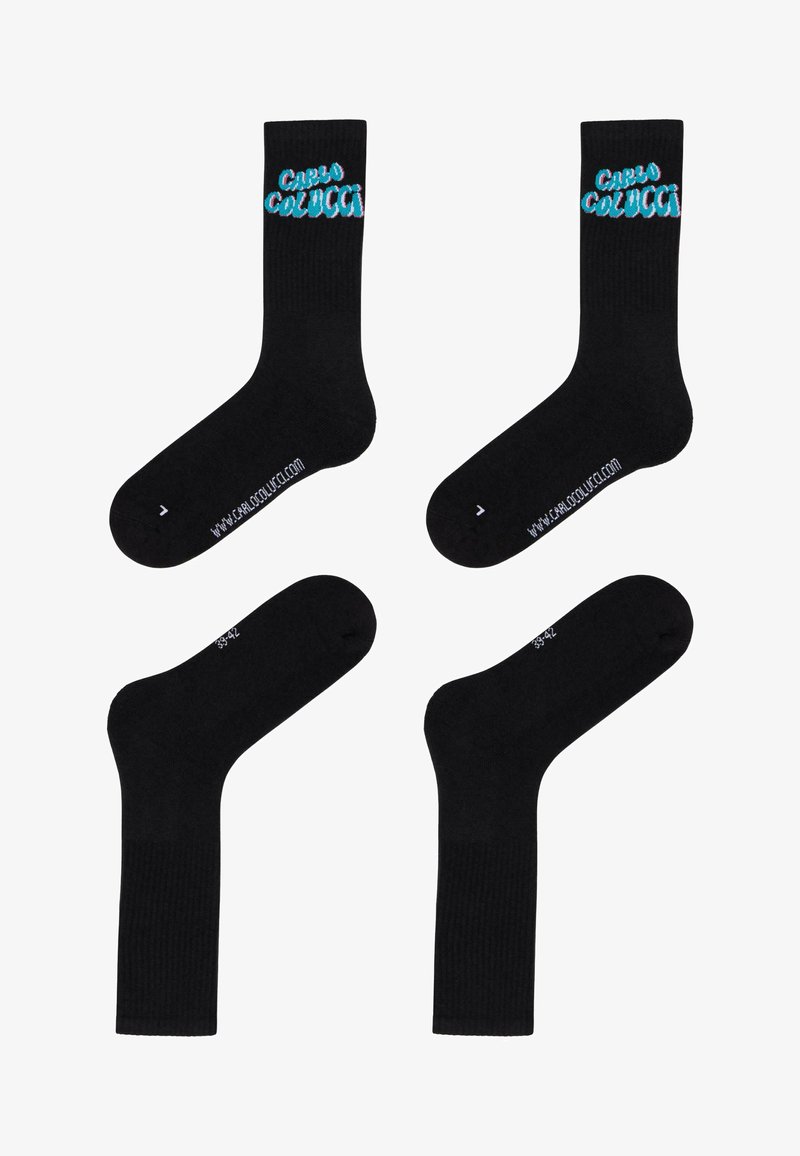 Zwarte sokken met een gestructureerd ribbelontwerp. Het woord "CARLO" is geborduurd in blauw en wit. Inclusief branding op de zool.