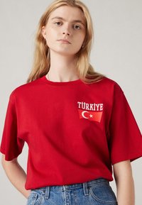 Levi's® FOOTBALL FAN TEE UNISEX - Marškinėliai su spaudiniu - jester red