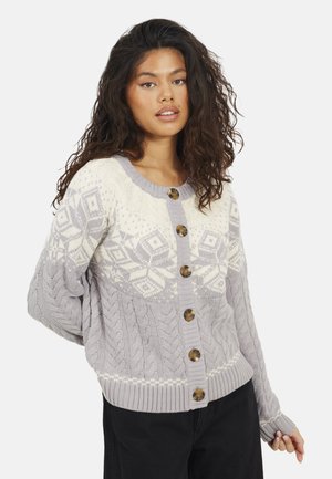 Lichtgrijze, gebreide cardigan met een witte, patroonrijke inzet, kabelgebreide textuur en grote bruine knopen; geribbelde manchetten en zoom.