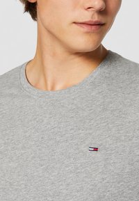 Tommy Jeans SLIM TEE - T-shirt - bas - light grey
