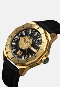 Goldene achteckige Uhr mit schwarzem Zifferblatt, weißen und orangefarbenen Akzenten, automatischem Uhrwerk und schwarzem Gummiband. Verfügt über eine Datumsanzeige und ein Logo.