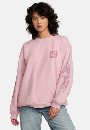 Felpa rosa a maniche lunghe, con un piccolo logo geometrico sul petto e un design in stampa felino sulla manica destra. Texture morbida.
